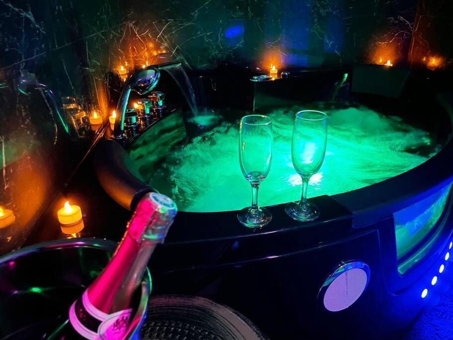 Le Baroque / Jacuzzi / Sauna Apartment